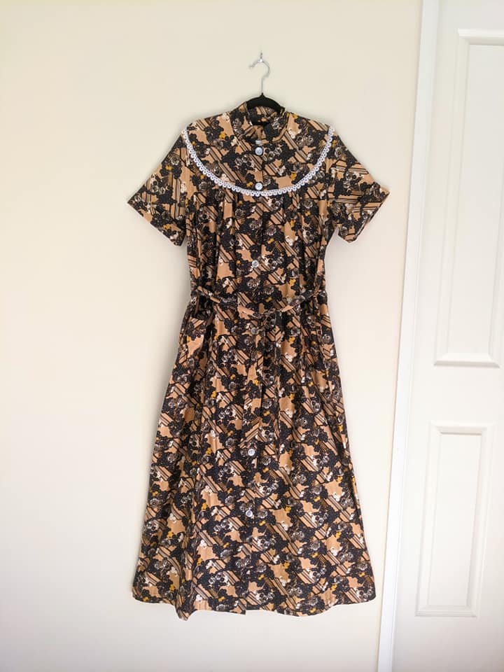 1970's Vintage Patterned Polished Cotton House Dress Kitsch Vintage 1970's Vintage Patterned Polished Cotton House Dress Kitsch Vintage